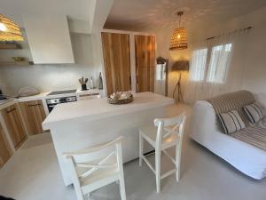 Kuchyňa alebo kuchynka v ubytovaní Casa con Jardín Privado, Chimenea y Piscina Comunitaria, cerca del Golfo y Playa de Pals - ES-226-31