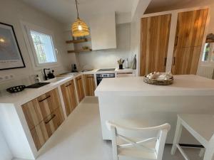 Kuchyňa alebo kuchynka v ubytovaní Casa con Jardín Privado, Chimenea y Piscina Comunitaria, cerca del Golfo y Playa de Pals - ES-226-31