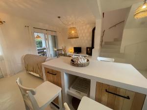 Kuchyňa alebo kuchynka v ubytovaní Casa con Jardín Privado, Chimenea y Piscina Comunitaria, cerca del Golfo y Playa de Pals - ES-226-31