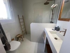 Kúpeľňa v ubytovaní Casa con Jardín Privado, Chimenea y Piscina Comunitaria, cerca del Golfo y Playa de Pals - ES-226-31