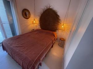 Posteľ alebo postele v izbe v ubytovaní Casa con Jardín Privado, Chimenea y Piscina Comunitaria, cerca del Golfo y Playa de Pals - ES-226-31 + 20 fotografií