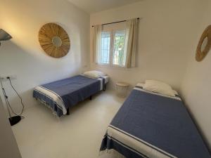 Posteľ alebo postele v izbe v ubytovaní Casa con Jardín Privado, Chimenea y Piscina Comunitaria, cerca del Golfo y Playa de Pals - ES-226-31