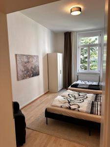 En eller flere senge i et værelse på Luxusapartment am Kurpark