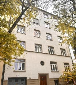 Bygningen som lejligheden ligger i + 8 billeder