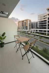 Balkón nebo terasa v ubytování Cozy Rental Studio in Azizi Riviera Dubai