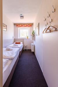 Postel nebo postele na pokoji v ubytování Hotel JISKRA na Čeladné