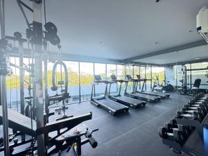 Fitness centrum a/nebo fitness zařízení v ubytování Utopia Central Kathu Condo