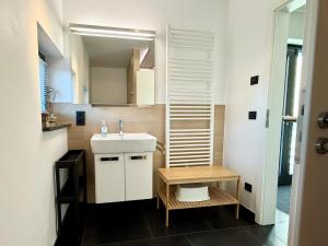 een kleine badkamer met een wastafel en een spiegel bij Ferienwohnung Wasser mit Sauna Kamin Meerblick und Dachterrasse nahe Ostsee auf Rügen in Dranske +16 foto's