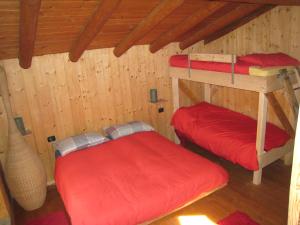 - une chambre avec 2 lits superposés dans une cabine dans l'établissement B&B da Sguincio, à Piateda