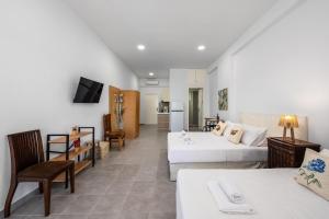 Ένα ή περισσότερα κρεβάτια σε δωμάτιο στο Sokrates Apartments