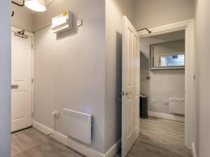 Bilik mandi di Central Gem Plush Beds -Walk to Attractions Pass the Keys +33 gambar