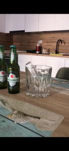 Dos botellas de cerveza en una barra en una cocina en Apartment Gjoli, en Durrës 41 fotos más