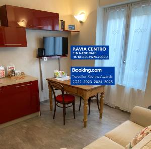 Televízia a/alebo spoločenská miestnosť v ubytovaní PAVIA CENTRO