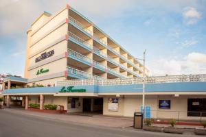 ein großes Hotel am Straßenrand in der Unterkunft Grand Getaway Royal Retreats at Maho Beach Studio in Lowlands + 33 Fotos