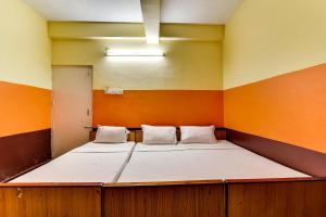 Postel nebo postele na pokoji v ubytování Hotel O Srinivasa Residency Lodge