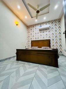 a bedroom with a bed and a ceiling fan at Dream Apartments in Ado Rāi