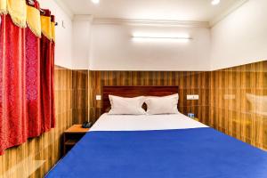 Postel nebo postele na pokoji v ubytování Hotel O Srinivasa Residency Lodge