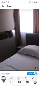 Una imagen de un dormitorio con una cama y una ventana. en Apartment Gjoli, en Durrës