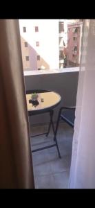 una mesa en un balcón con una planta en Apartment Gjoli, en Durrës
