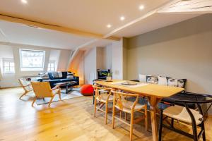 un salon avec une table et des chaises dans l'établissement STRAS'LOFT - Hypercentre - Haut de Gamme - Cathédrale - Confort - Calme, à Strasbourg