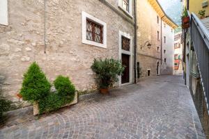un callejón vacío con plantas y un edificio en Gardastay - Ferdi's House, en Riva del Garda