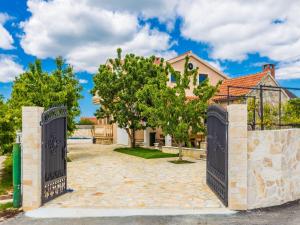 Fotografie z fotogalerie ubytování Modern Escape with Private Pool Sauna Game Room BBQ near Zadar v destinaci Zadar