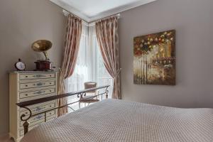 une chambre avec un lit, une commode et une fenêtre dans l'établissement MonteBay Apart with POOL, à Gornji Orahovac 35 autres photos