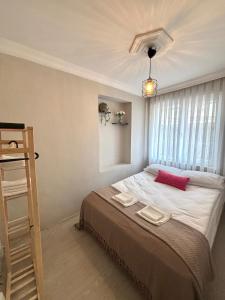 イスタンブールにあるPink House - Central Location by Seashore, Fiber Internetのベッドルーム1室(大型ベッド1台、赤い枕付)