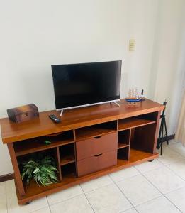 TV a/nebo společenská místnost v ubytování Aconchegante Ap Praia do Forte + 40 fotografií