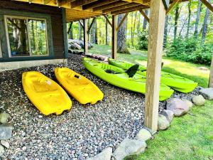 Aed väljaspool majutusasutust Pet-Friendly Lakeside Cabin Ideal for a Family Getaway in Wisconsin