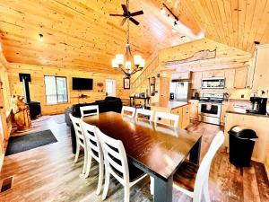 Köök või kööginurk majutusasutuses Pet-Friendly Lakeside Cabin Ideal for a Family Getaway in Wisconsin
