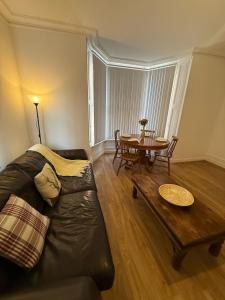 レスターにあるCentral location - 3 BR Spacious Townhouse - WiFi - Netflixのソファとテーブルのあるリビングルーム