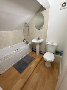 レスターにあるCentral location - 3 BR Spacious Townhouse - WiFi - Netflixのトイレと洗面台付きのバスルーム