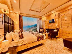 TV a/nebo společenská místnost v ubytování The Classic Hill View Hotel, Near JW Marriott Mussoorie + 37 fotografií