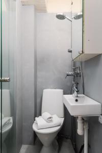 une salle de bain avec des toilettes blanches et un lavabo dans l'établissement Cozy Renovated Studio in Kallio near Metro Station, à Helsinki 27 autres photos