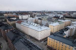 une vue aérienne d'une ville avec de grands immeubles dans l'établissement Cozy Renovated Studio in Kallio near Metro Station, à Helsinki