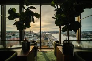 Camera con finestre e vista sulla città. di Clarion Hotel Draken a Göteborg