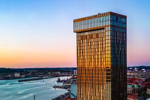 Un palazzo alto con un cartello sopra. di Clarion Hotel Draken a Göteborg