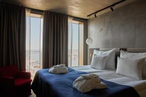 una camera d'albergo con due asciugamani sul letto di Clarion Hotel Draken a Göteborg