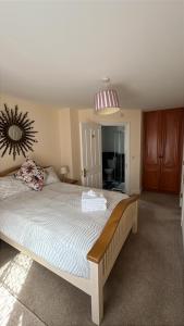 Postel nebo postele na pokoji v ubytování Lough Rynn Self Catering