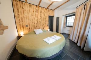 Un dormitorio con una cama con dos toallas encima. en La Torre, en Licciana Nardi