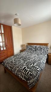 Postel nebo postele na pokoji v ubytování Lough Rynn Self Catering