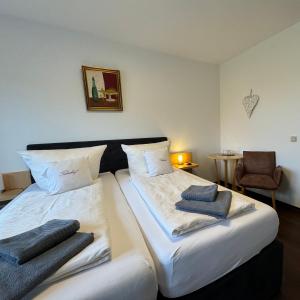 a bedroom with two beds with towels on them at Weingut Tiliahof in Brauneberg