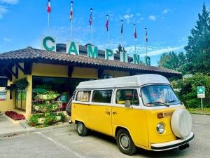 Serrières-de-BriordCamping Point Vert的一辆黄白相间的货车停在一家商店前