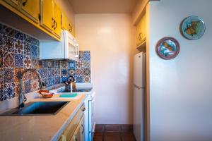 Kuchyň nebo kuchyňský kout v ubytování Hotel Pepper Tree Boutique Kitchen Studios - Anaheim