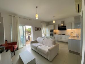 ŻonqorOcean View Apartment Marsascala的带白色沙发的客厅和厨房