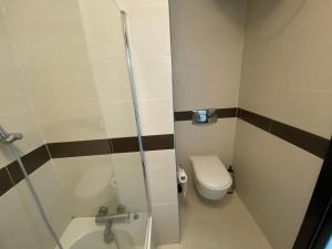 ŻonqorOcean View Apartment Marsascala的带厕所和淋浴的小浴室 更多15张照片