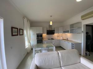 Ocean View Apartment Marsascala的厨房或小厨房