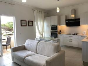 Ocean View Apartment Marsascala的厨房或小厨房