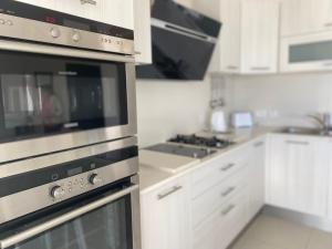 Ocean View Apartment Marsascala的厨房或小厨房